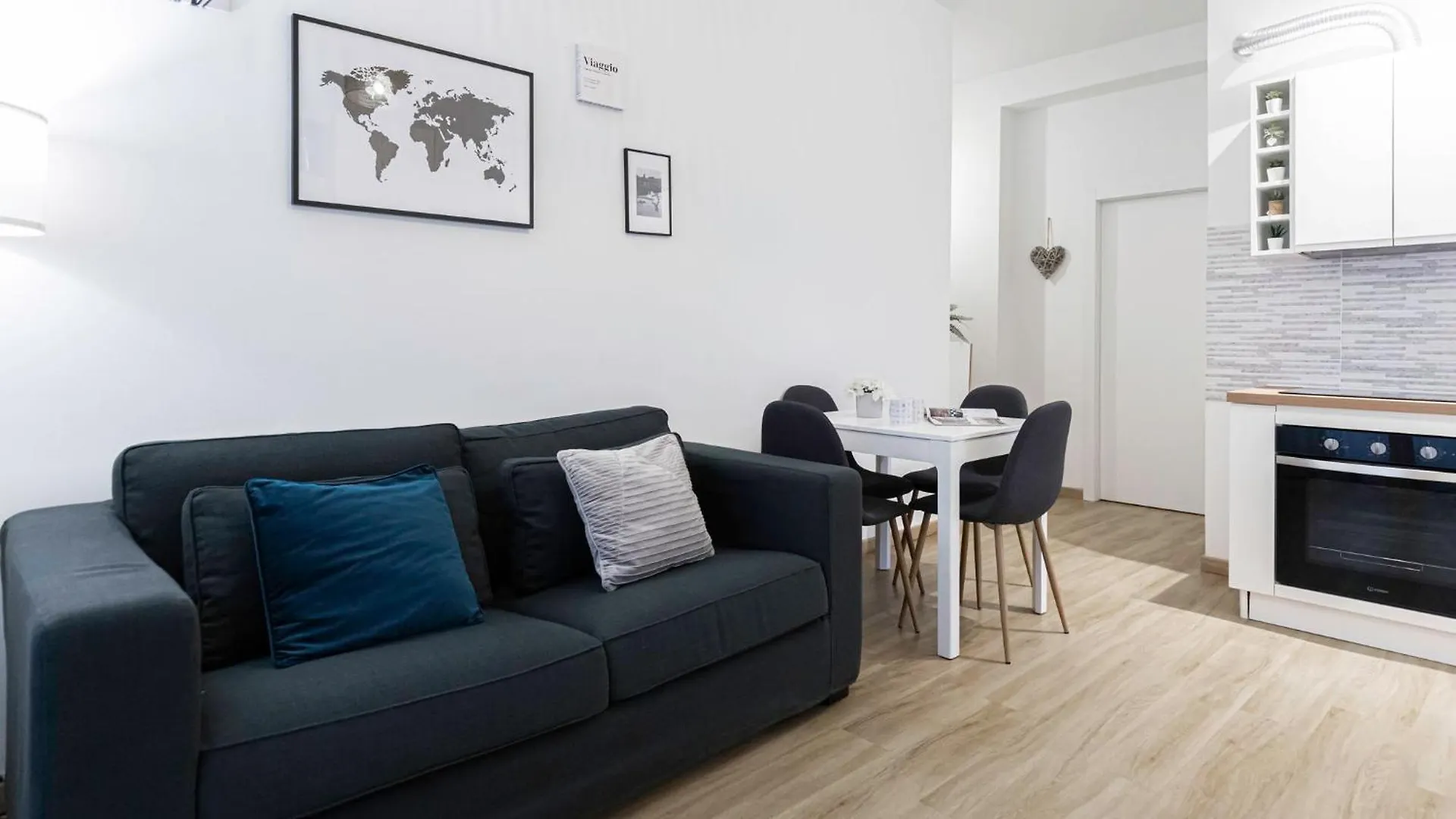 Oasi Di Relax Con Balcone 5 Min Dalla Metro Milan 0*,  Italy